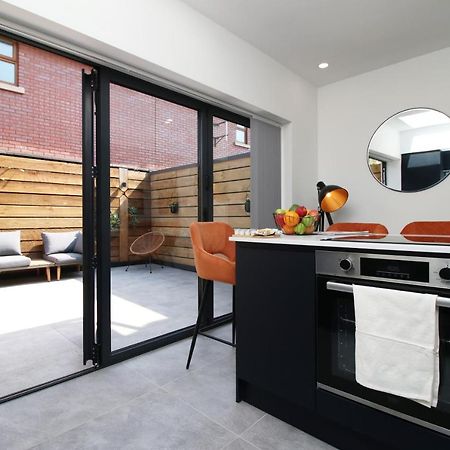 New Spacious 2 Bed Getaway - Private Courtyard! - Underfloor Heating คาร์ดิฟฟ์ ภายนอก รูปภาพ