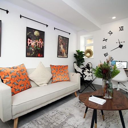 New Spacious 2 Bed Getaway - Private Courtyard! - Underfloor Heating คาร์ดิฟฟ์ ภายนอก รูปภาพ