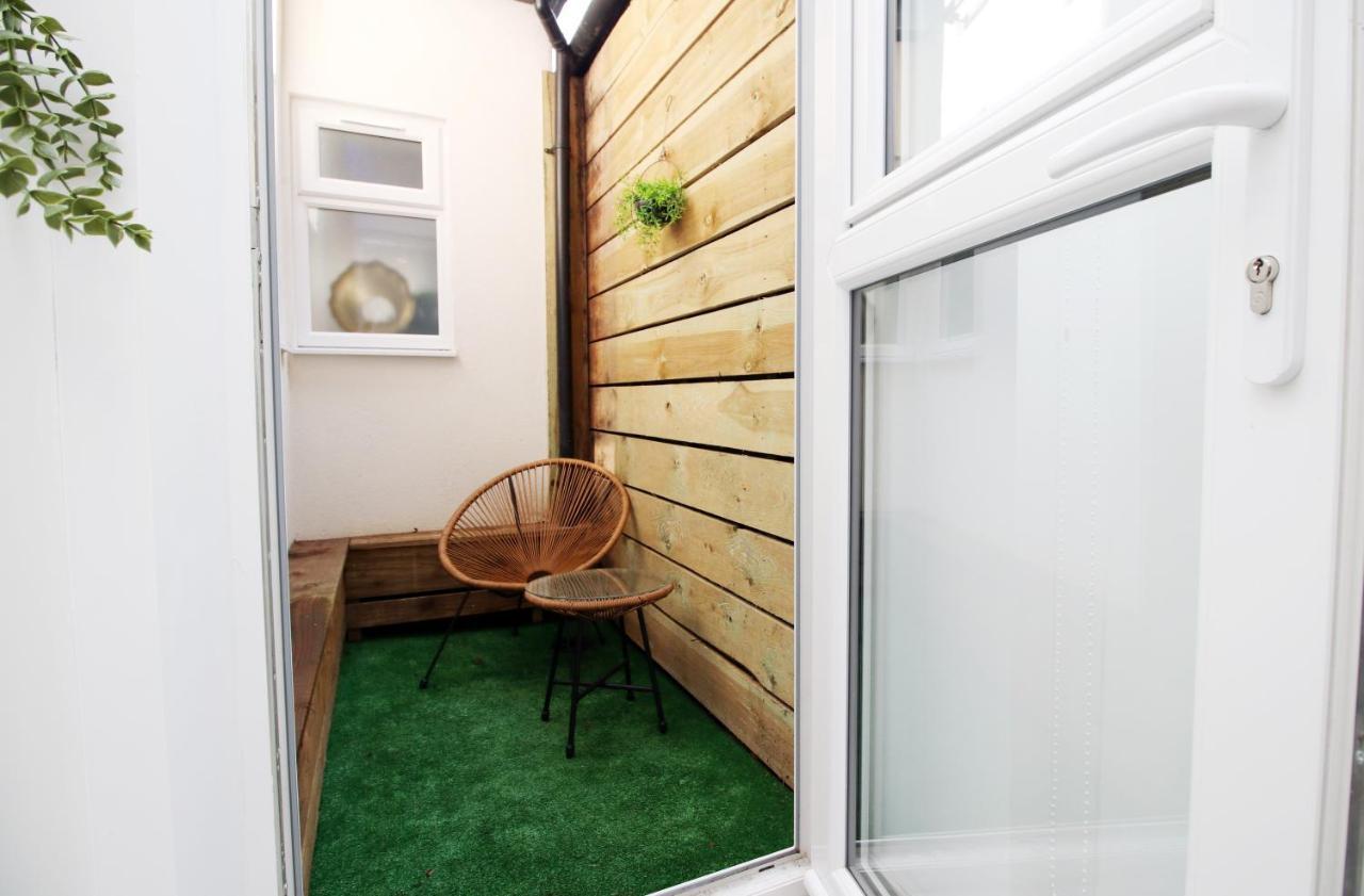 New Spacious 2 Bed Getaway - Private Courtyard! - Underfloor Heating คาร์ดิฟฟ์ ภายนอก รูปภาพ