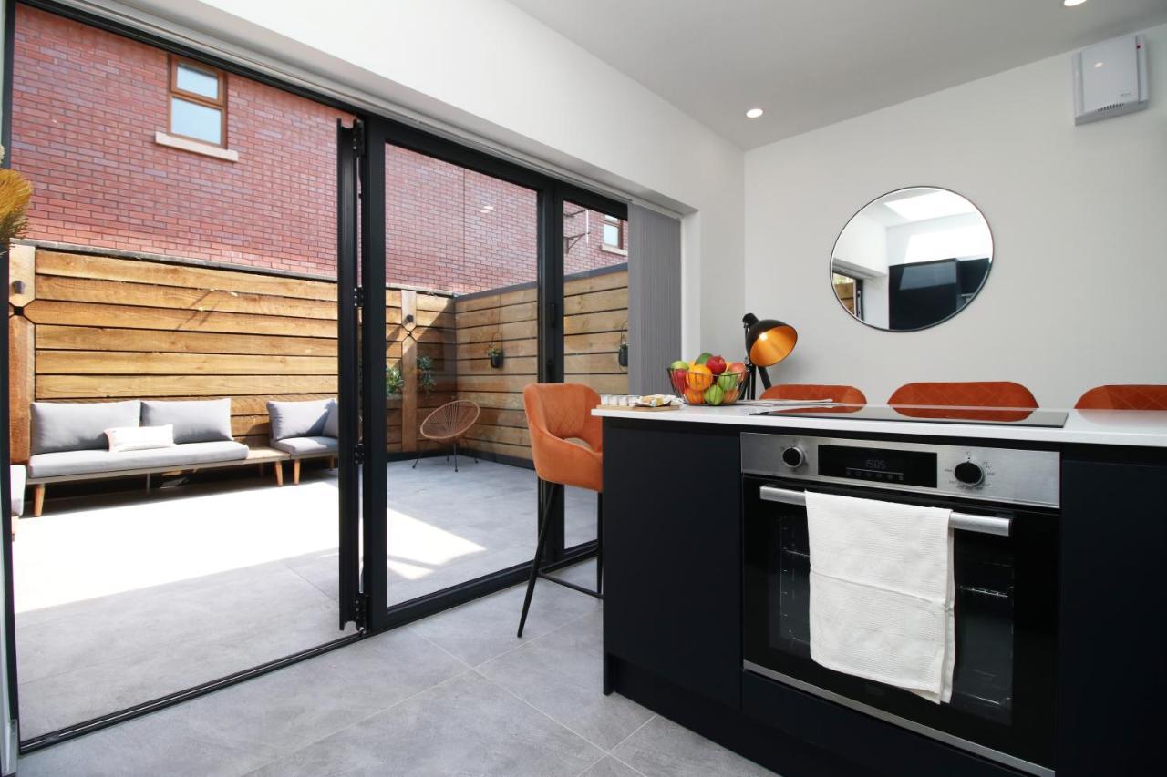 New Spacious 2 Bed Getaway - Private Courtyard! - Underfloor Heating คาร์ดิฟฟ์ ภายนอก รูปภาพ