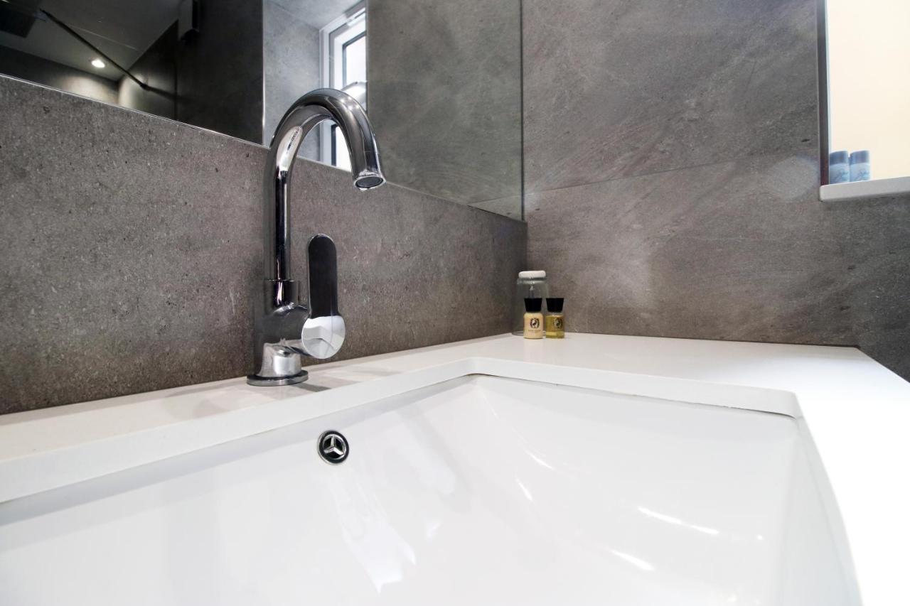 New Spacious 2 Bed Getaway - Private Courtyard! - Underfloor Heating คาร์ดิฟฟ์ ภายนอก รูปภาพ