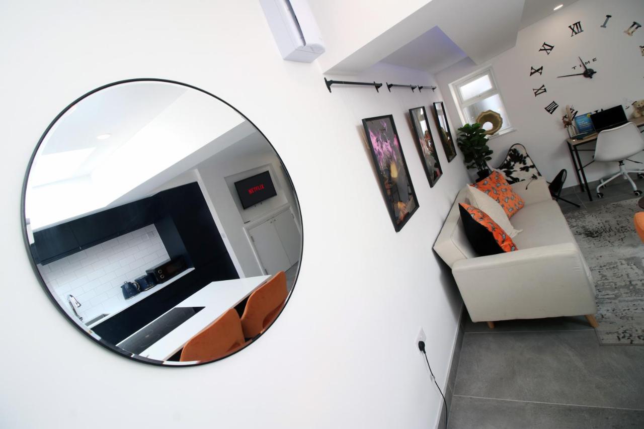 New Spacious 2 Bed Getaway - Private Courtyard! - Underfloor Heating คาร์ดิฟฟ์ ภายนอก รูปภาพ