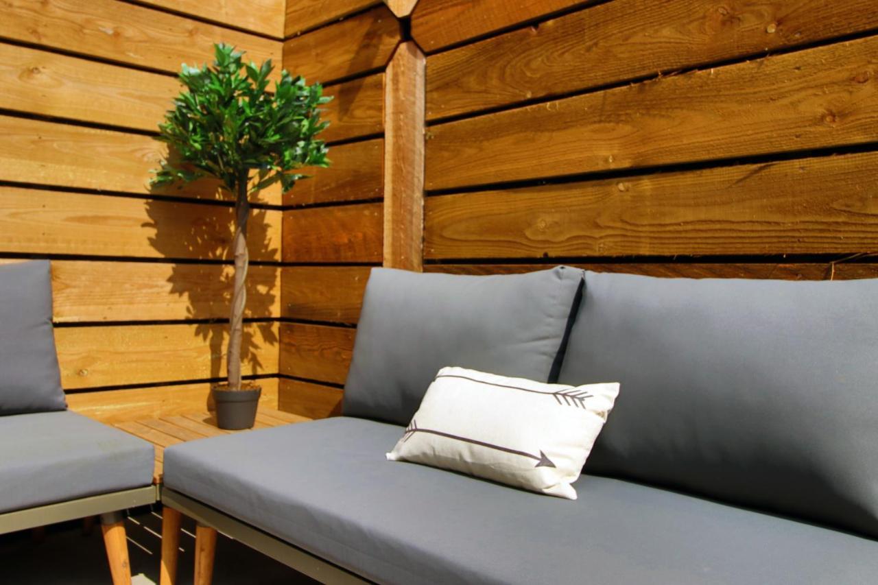New Spacious 2 Bed Getaway - Private Courtyard! - Underfloor Heating คาร์ดิฟฟ์ ภายนอก รูปภาพ