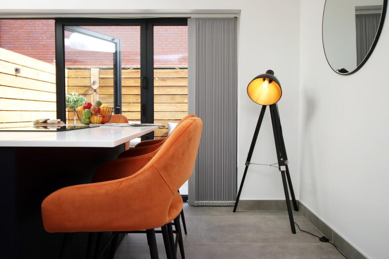 New Spacious 2 Bed Getaway - Private Courtyard! - Underfloor Heating คาร์ดิฟฟ์ ภายนอก รูปภาพ