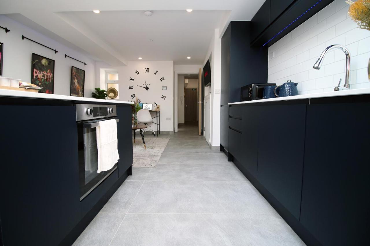 New Spacious 2 Bed Getaway - Private Courtyard! - Underfloor Heating คาร์ดิฟฟ์ ภายนอก รูปภาพ